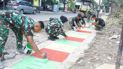 Guyub Rukun, Satgas TMMD Reguler Ke-125 Kodim 0735/Surakarta Laksanakan Pengecatan Lis Jalan Dan Penutup Saluran Air