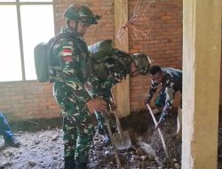 Gotong Royong Satgas Yonif 521/DY Pos Kurima Bersama Masyarakat Kampung Seima Membangun Gereja