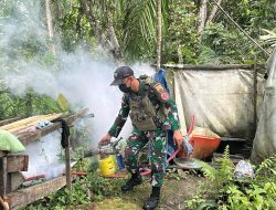 Cegah Malaria dan DBD, Satgas Yonif 131 Fogging Rumah Warga Pyiawi Perbatasan Papua