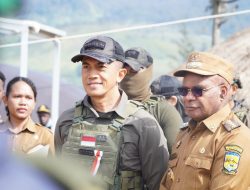 Negara Hadir di Tanah Papua: Pangkogabwilhan III Kunjungi Kabupaten Puncak, Serahkan Bantuan untuk Pengungsi