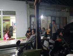 Polsek Mandor Jaga Kamtibmas Lewat Patroli Malam dan Dialog dengan Warga