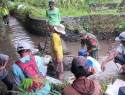 Jaga Kelancaran Pengairan Pertanian, Babinsa Desa Gondang Ajak Warga Kerja Bakti Memperbaiki Tanggul Sungai