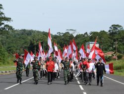 Satgas Pamtas RI-Malaysia Yonarhanud 1 Kostrad Gelar Napak Tilas Bersama Masyarakat Sajingan Besar Peringati HUT RI ke-80