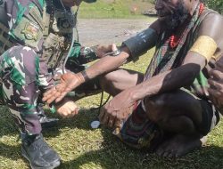 Satgas Yonif 700/WYC Sambangi Warga Gigobak II, Bawa Senyum dan Layanan Kesehatan
