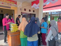 Berkerjasama dengan Bulog, Polsek Mempawah Hulu dan Bhayangkari Jual Beras Murah
