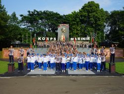Danyonif 2 Marinir Beserta Seluruh Perwira Berikan Hadiah kepada Pemenang Lomba dalam Rangka HUT Batalyon Infanteri 2 Marinir