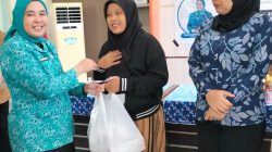 “Cegah Stunting” Bersama Ibu Dewi Sastrani Ratu Dewa Distribusikan PMT di Kecamatan Plaju