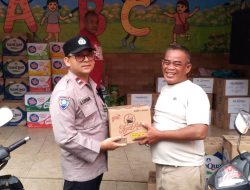 Polsek Metro Tamansari Ulurkan Bantuan Sembako untuk Korban Kebakaran Mangga Besar
