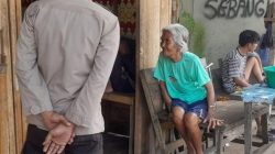 Polisi Sambangi Warga, Jalin Keakraban di Tengah Terik Matahari