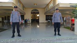 Jaga Keamanan Ibadah Misa Samapta Polsek Menyuke Lakukan Pengamanan