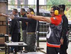 Kapolda Sumsel Irjen Pol Andi Rian Ikuti Latihan Menembak Bersama Pejabat Utama di Lapangan Hastiguna