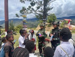 Bagikan Buku dan Alat Tulis Satgas Yonif 521/DY Untuk Anak Papua Cerdas di Distrik Napua