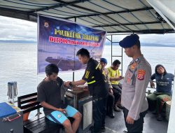 Polda Maluku Gelar Poliklinik Terapung Periksa Kesehatan Masyarakat di Pelabuhan Hurnala Tulehu