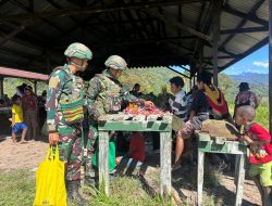 Memborong Hasil Bumi Warga Satgas Yonif 521/DY Wujud Kepedulian untuk Meningkatkan Ekonomi Masyarakat Distrik Apalapsili