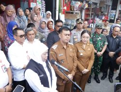 Dandim 0808 Bersama Forkopimda Dampingi Gubernur Jatim Dalam Gerakan Pangan Murah Di Wilayah Blitar