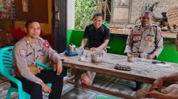 Bercengkrama Bersama Masyarakat Sambil Berpatroli Dialogis Oleh Personil Polsubsektor Jelimpo Polsek Ngabang
