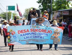 Satlantas Polres Gresik Berpartisipasi dalam Karnaval HUT RI ke-80, Berikan Edukasi Lalu Lintas