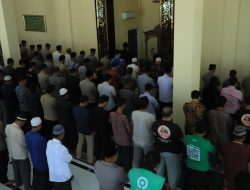 Sholat Ghaib untuk Almarhum Affan Kurniawan, Ratusan Ojol dan Polres Gresik Bersatu dalam Duka
