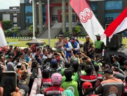 Ratusan Driver Ojek Online Menggelar Aksi Solidaritas dengan bersholawat untuk Almarhum Affan Kurniawan di Depan Mapolda Sumsel