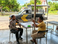 Polisi Sedang Patroli Siang Temui Warganya Yang Sedang Nyantai