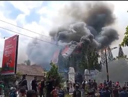Sembari Bersorak ‘reformasi’, Demonstran Bakar Kantor DPRD Provinsi NTB