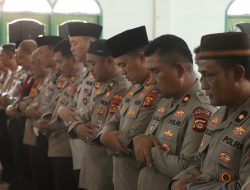Kapolres Banyuasin Bersama Personil Polres Banyuasin Melaksanakan Solat Ghaib dan yasinan mendoakan almarhum affan