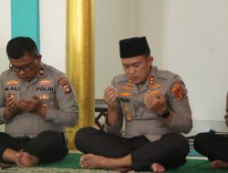 Kapolres banyuasin bersama personil polres Banyuasin melaksanakan solat ghaib dan yasinan mendoakan almarhum Affan