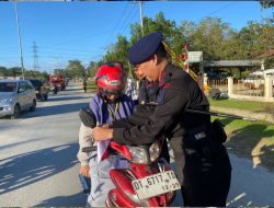 Semarak Merah Putih: Brimob Polda Sultra Bagikan dan Pasangkan Bendera kepada Pengguna Jalan Sambut HUT RI ke-80