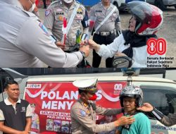 Polisi Banyuasin Bagikan Bunga dan Helm SNI untuk Pengendara Tertib, Pasang Bendera Merah Putih Sambut HUT RI ke-80