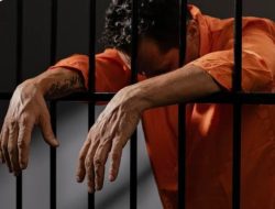 Pelarian Pelaku Pembunuhan Mahasiswi di Bandung Berakhir, Polisi Tangkap Pelaku sedang duduk santai di Baruga 