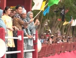 Momen Wapres di Daulat Melepas (Flag Off) Pacu Jalur