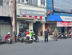 Babinsa Jayengan Amankan Ibadah Minggu Pagi di GKI Coyudan
