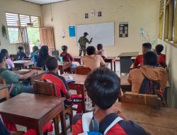 Satgas Yonif 131/Brajasakti Tanamkan Semangat Kebangsaan di SMK 7 Jayapura