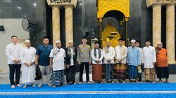 Kapolda Maluku Shalat Subuh Berjamaah Dengan Masyarakat di Masjid Raya Al-Fatah Ambon