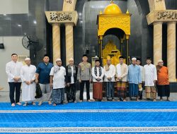 Kapolda Maluku Shalat Subuh Berjamaah Dengan Masyarakat di Masjid Raya Al-Fatah Ambon