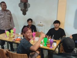 Humanis, Polisi dan Warga Nikmati Es Sambil Bahas Kamtibmas