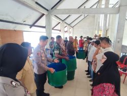 Kapolsek Namlea Menyerahkan Secara Simbolis 700 Tong Sampah Kepada Warga