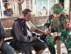 YONIF 123/RAJAWALI, Pos Suator Laksanakan Layanan Kesehatan Door to Door untuk Masyarakat Distrik Suator
