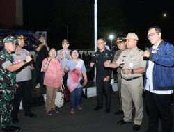 Dari Kwitang untuk Jakarta Barat, Ibu Yani dan Ibu Rita Beri Bunga Cahaya untuk Petugas Patroli Gabungan di Jakarta Barat