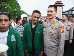 Sambil Tersenyum, Kapolda Maluku Temui Masa Aksi Demo Dari UIN AM. Sangaji Ambon