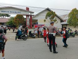 Polsek Ngabang Menerjunkan Anggotanya Untuk Mengatur Lalu Lintas Di Setiap Paginya