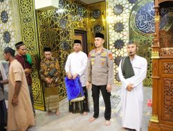 Shalat Subuh Berjamaah di Masjid Al-Falah Maluku Tenggara, Kapolda Maluku Sapa Masyarakat