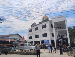 Pengamanan Sholat Jumat Personil Polsek Ngabang Diturunkan Untuk Ciptakan Situasi Kondusif