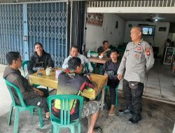 Patroli Sambil Sapa, Polsek Mandor Bangun Keakraban dengan Warga