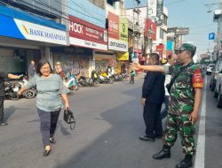 Implementasikan Bintahwil, Babinsa Jayengan Bantu Pengamanan Ibadah Minggu di GKI Coyudan