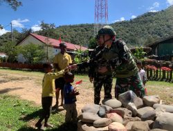 Kisah Kasih Anak Papua, Satgas Yonif 521/DY Berbagi Kasih di Distrik Bolakme