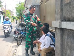 Babinsa Kemlayan Intensifkan Interaksi dan Motivasi Belajar Anak Anak Sekolah