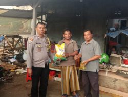 Ringankan Beban Warga, Bhabinkamtibmas Polresta Pontianak Bagikan Beras dan Minyak Goreng