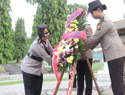 Peringati HUT ke-77, Polwan Ziarah Makam Pahlawan