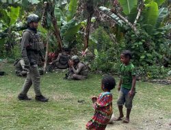 Tebar Keceriaan, Satgas Damai Cartenz Bermain Bola Bersama Anak-anak Puncak Jaya